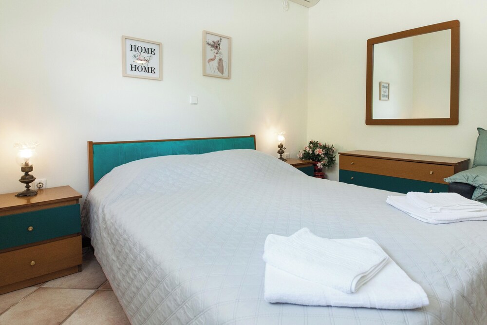 Deluxe 3 Bd House near Lagonisi w Garden view 2