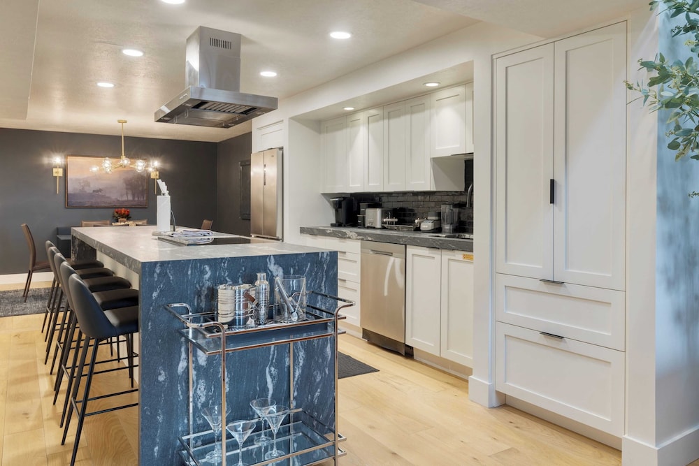Parkside Condo by Avantstay Walk to Ski Lifts + Town Pool & Hot Tub Access