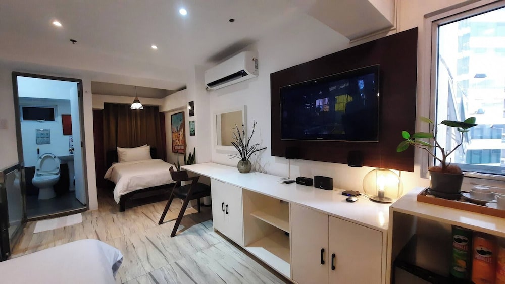 L1 Twin Bed Staycation in Bonifacio Global City