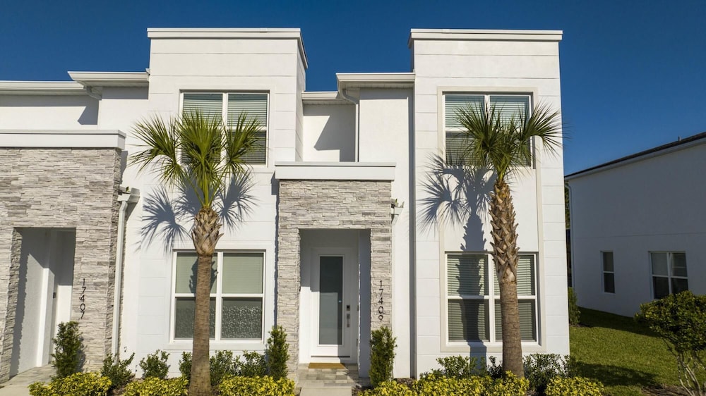 Elegant Townhome Near Themed Parks