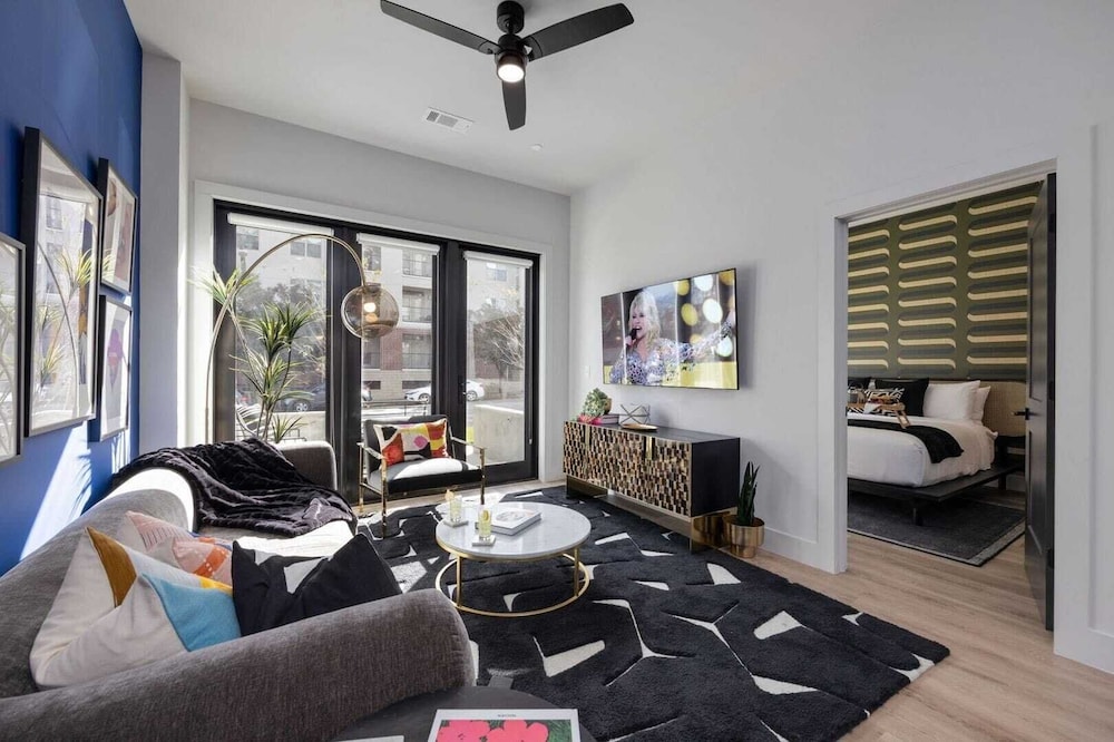 2 Modern Apartments in Heart of Midtown, Walkable Location Patio, Pool & Gym