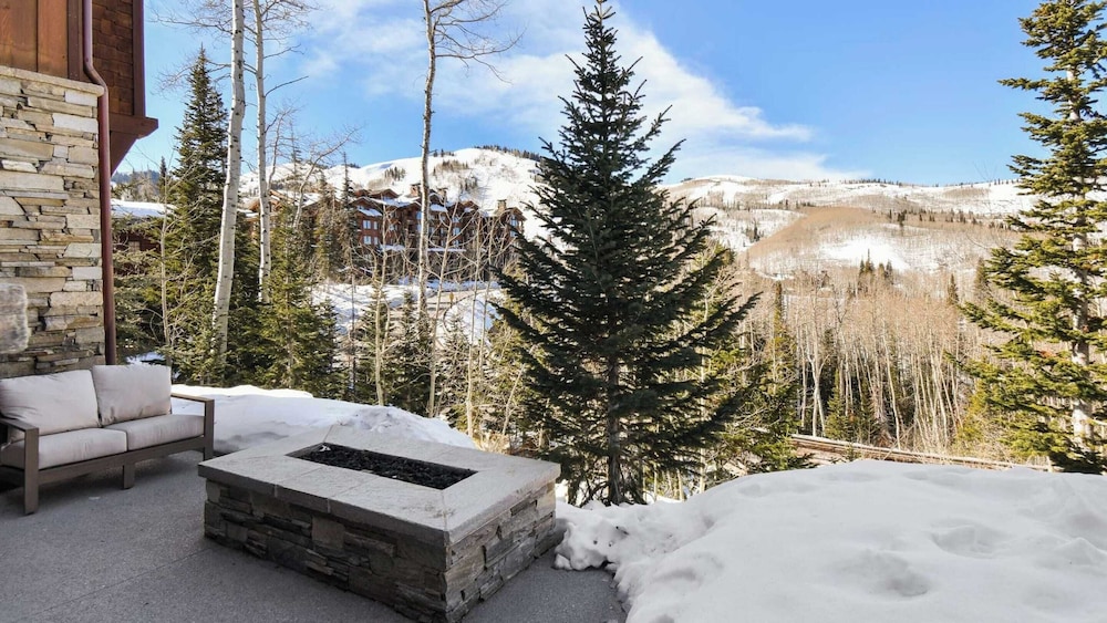 Ski-in Ski-out Deer Valley Hot Tub, Fire Pit, Views Silver Sun by Avantstay