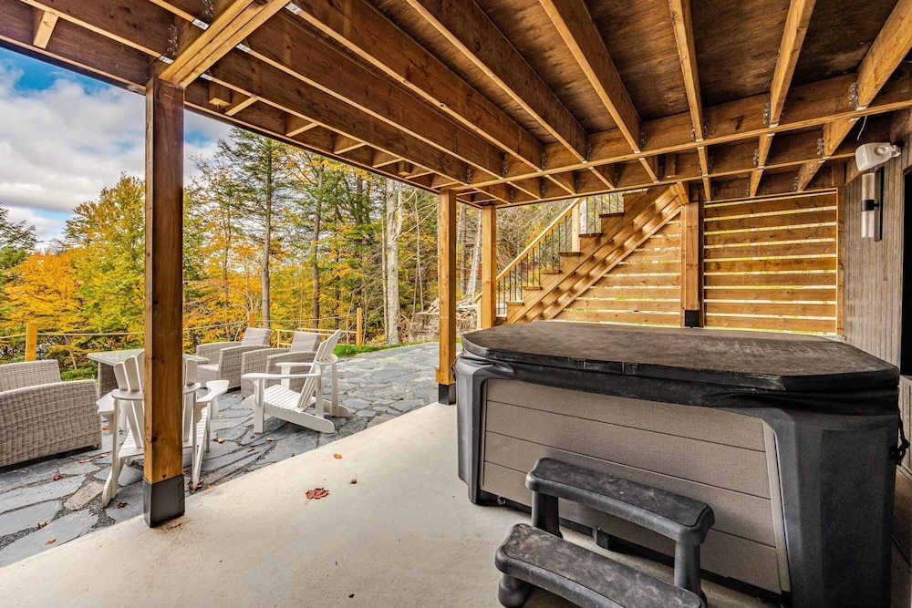 Valhalla - Scandinavian Style Chalet Directly on the Lake With Upscale Amenities and Private hot tub