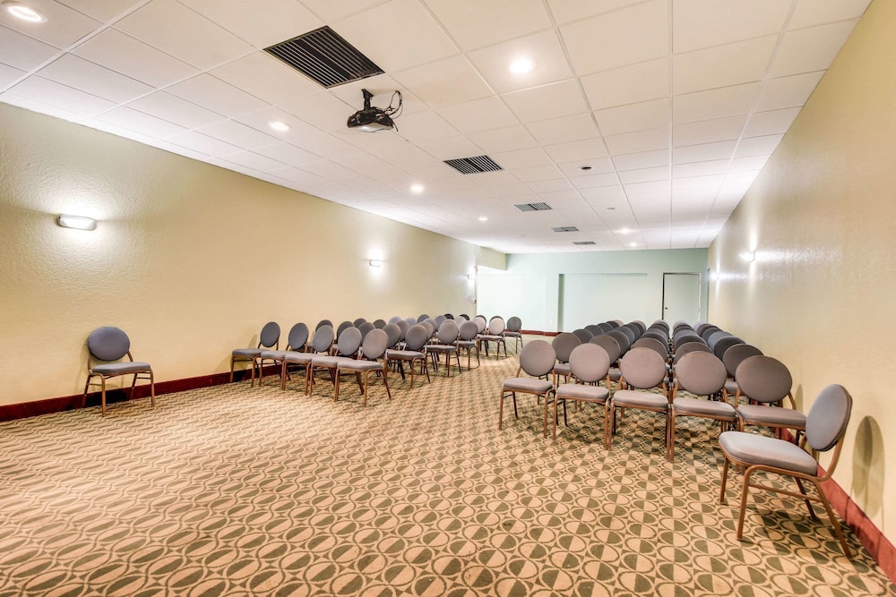 Tampa Vacations - Econo Lodge Busch Gardens - Property Image 19