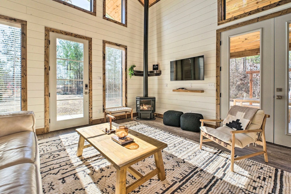 Corey Kent s Cabin Country Charm Family Fun Hot Tub Oasis view 4
