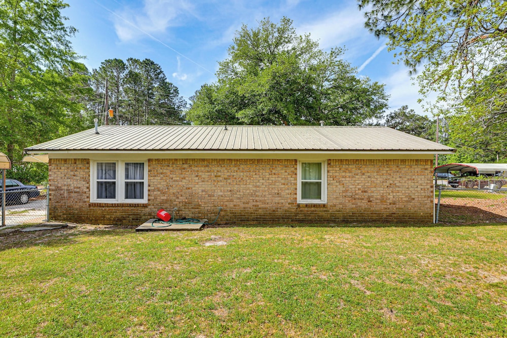 < 5 Mi to Dtwn Walterboro: Grill, Game & More!