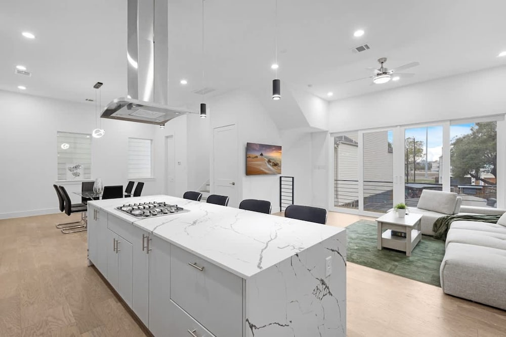 Luxurious 3 Bed3 Bath Near Downtown Houston