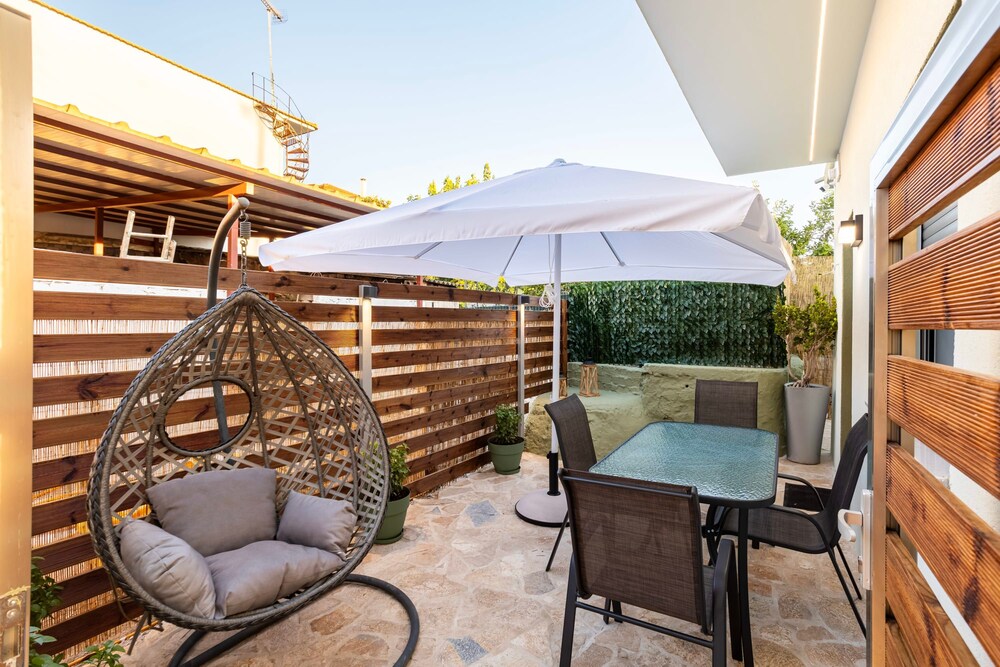 Filiatra Welcoming Hideaway - A Cozy Urban Escape