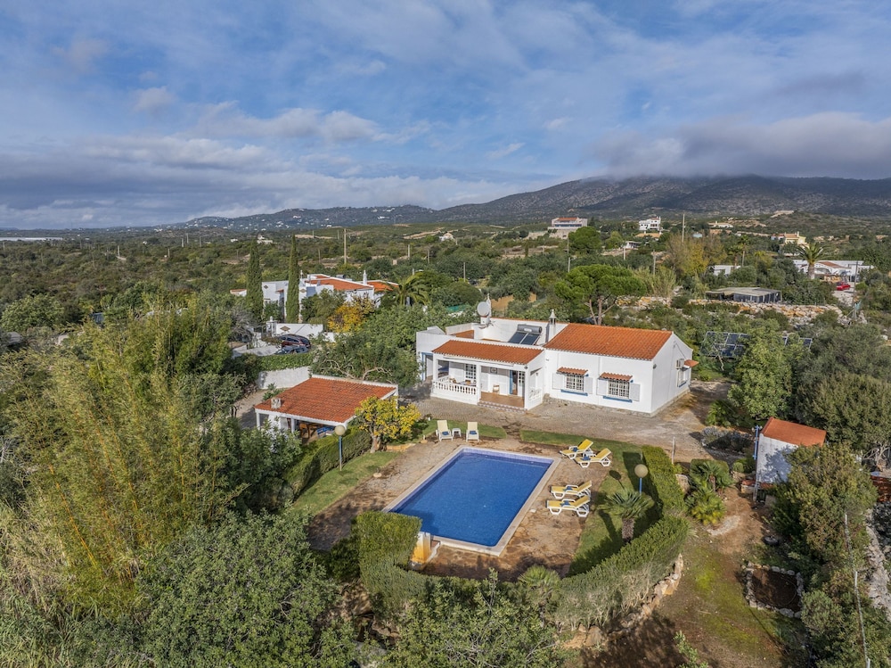 Muxima in Quelfes With 3 Bedrooms and 2 Bathrooms