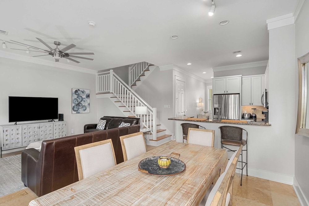 Serene Pondfront Stay w/ View, Pool Access, & Walk to Baytowne Wharf