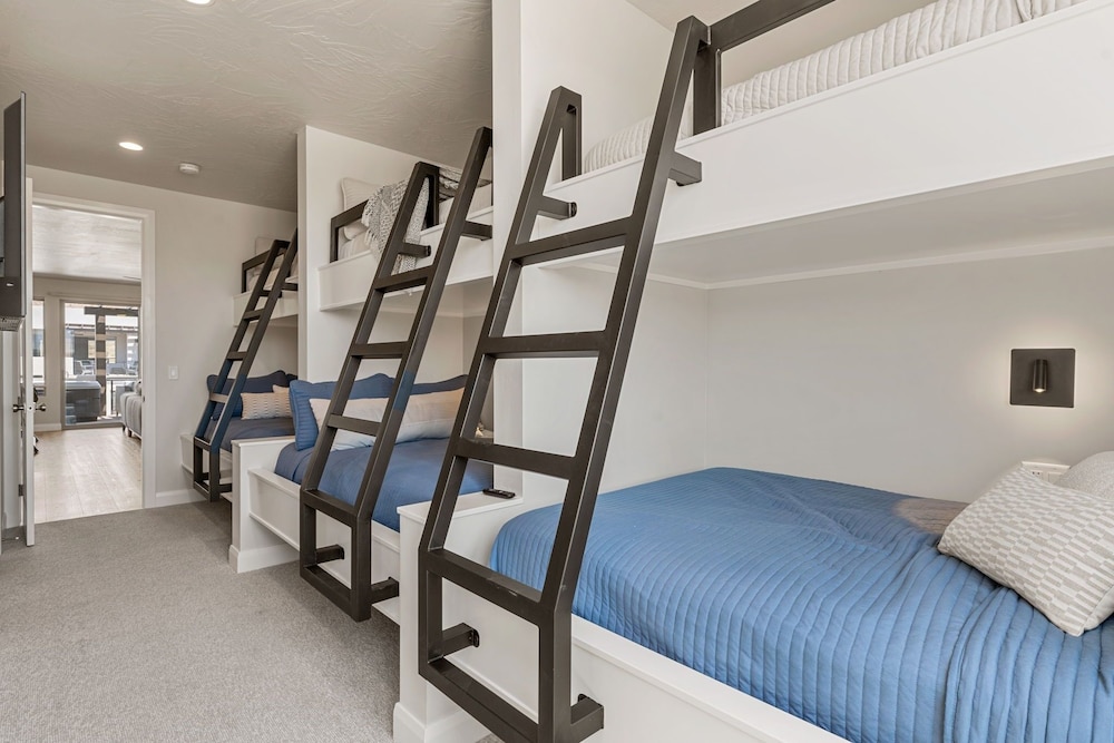 The Crash Pad 5 Bedroom Townhouse