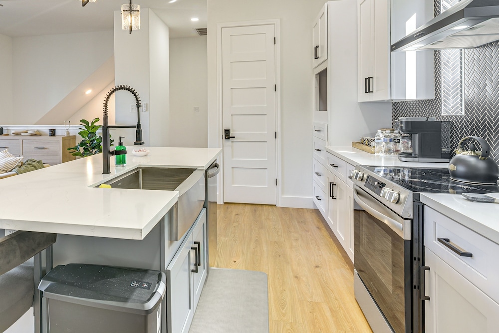2 Mi to Dtwn Houston: Stylish Retreat w/ Balcony