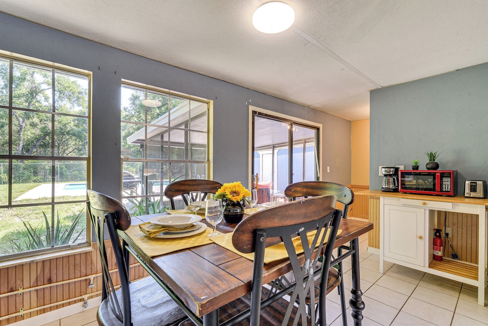 2 Mi to Manatees: Homosassa Home w/ Lanai!