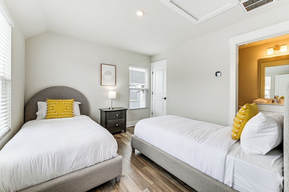 2 Mi to Uptown Charlotte: Townhome w/ Balconies!
