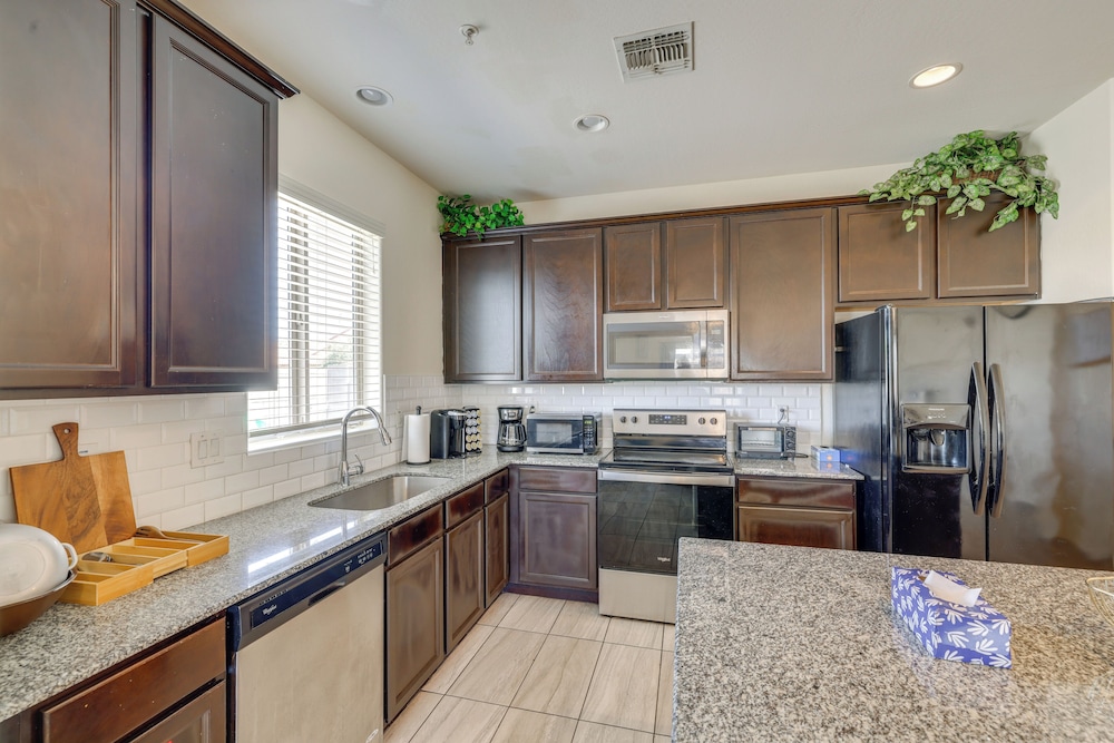 7 Mi to Dtwn: Spacious Stay in Phoenix!