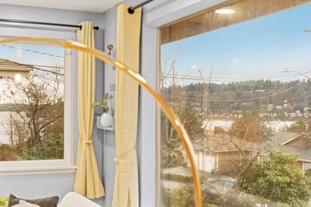 Lakeview Home in Renton, Walk to Beach, AC, Fenced