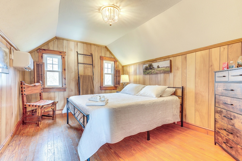 Grill & Fire Pit: New Market Getaway on 3-acres!