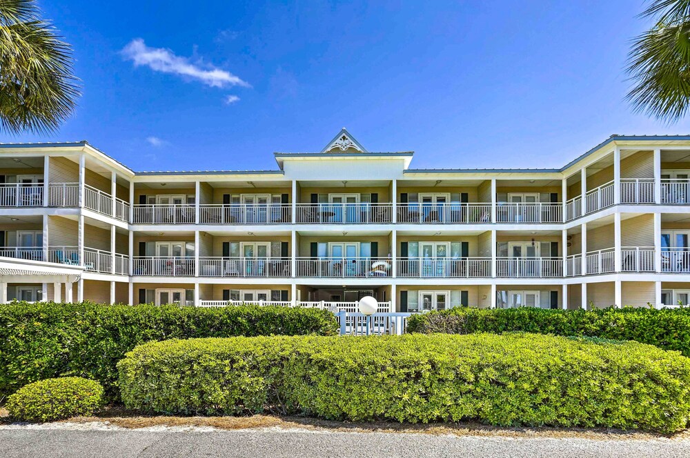 Walk to Beach: Condo in Pensacola w/ Pool Access