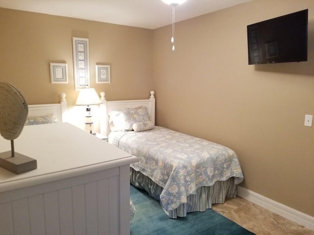 Summerhouse 101 3 Bedroom Condo by RedAwning view 5