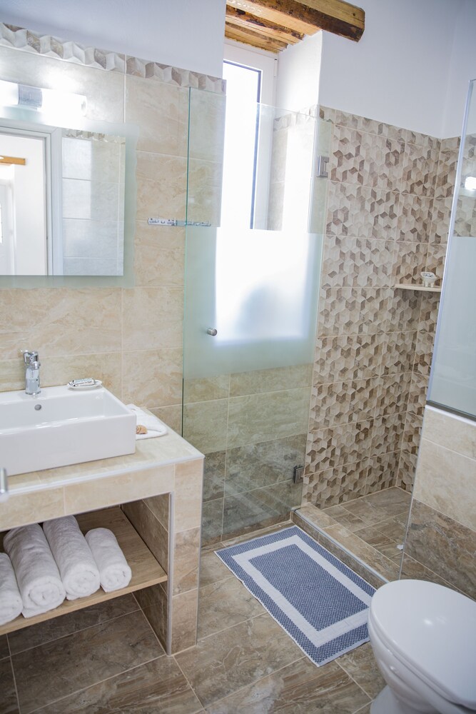 Haraki Stone Apartments
