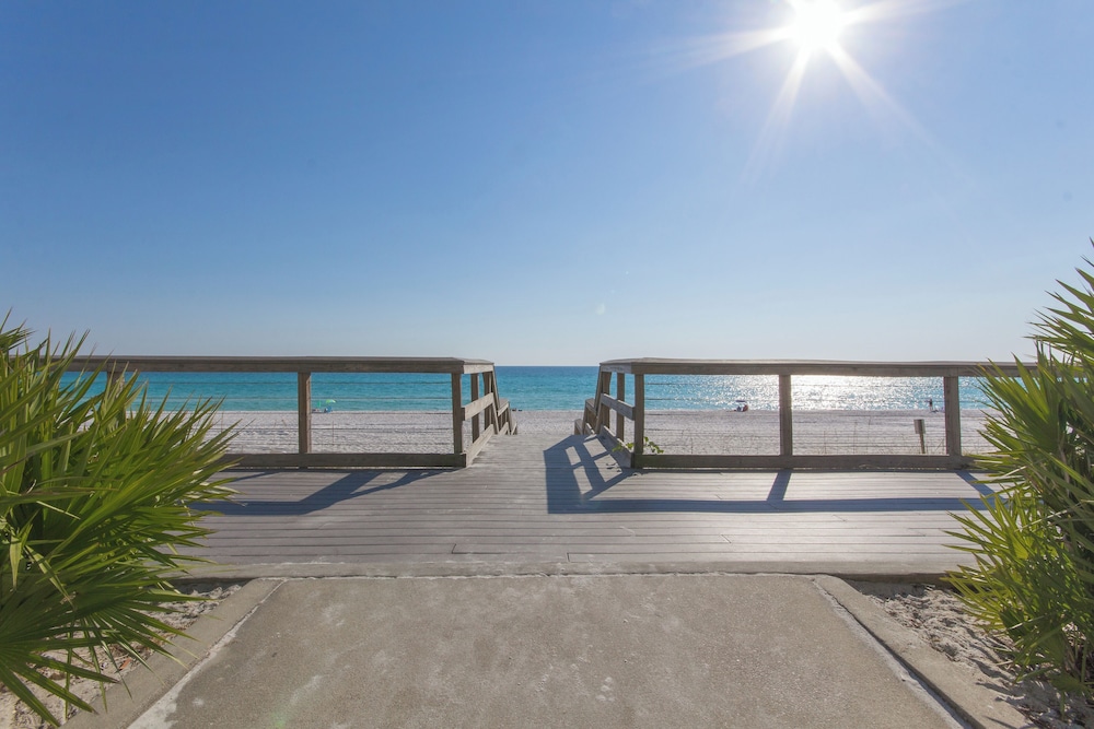 Coastal Hideaway: Cozy Beachfront Studio Sleeps 4 With Stunning Views!