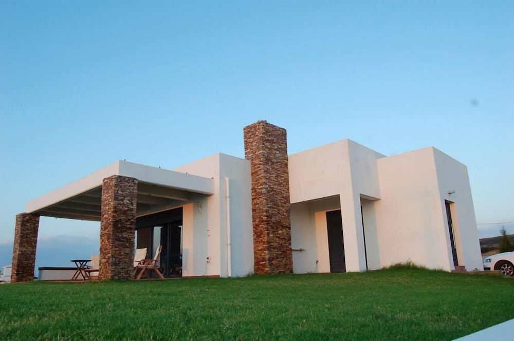 Cristelia Luxury Sea Front & Pool Villa
