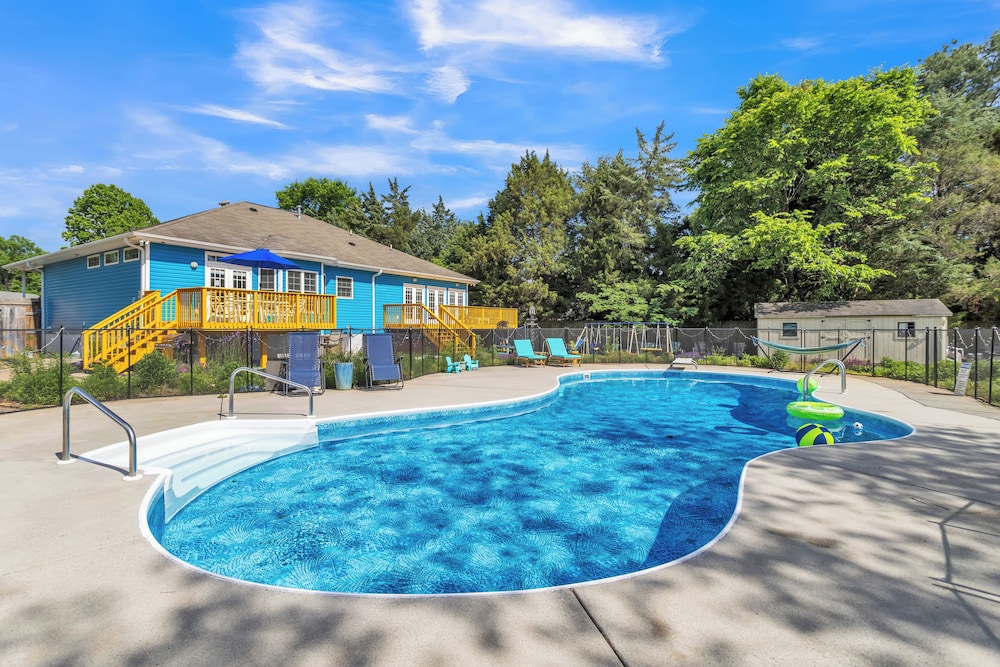 Heated Pool King Bed Jacuzzi Bath Arcade