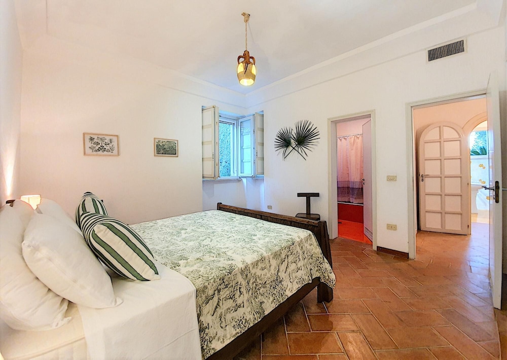Cst002d in Castro With 5 Bedrooms and 4 Bathrooms view 2