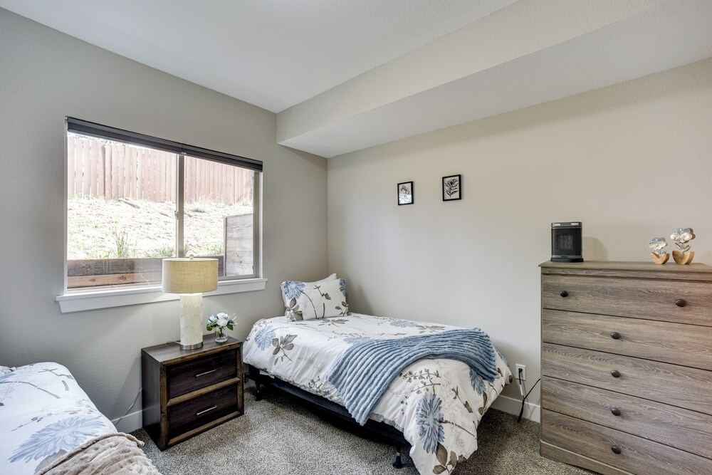 Dtwn Woodland Park Townhome w/ Covered Deck