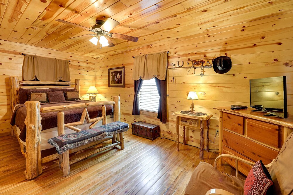 Broken Bow Rental Cabin w/ Hot Tub & Bar view 3