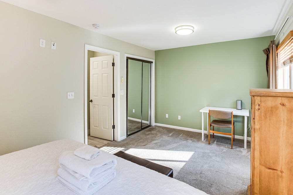 1 Mi to Stagecoach Chairlift: Stateline Condo