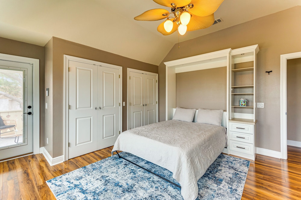 Steps to Bay: Tranquil Navarre Retreat w/ Balcony