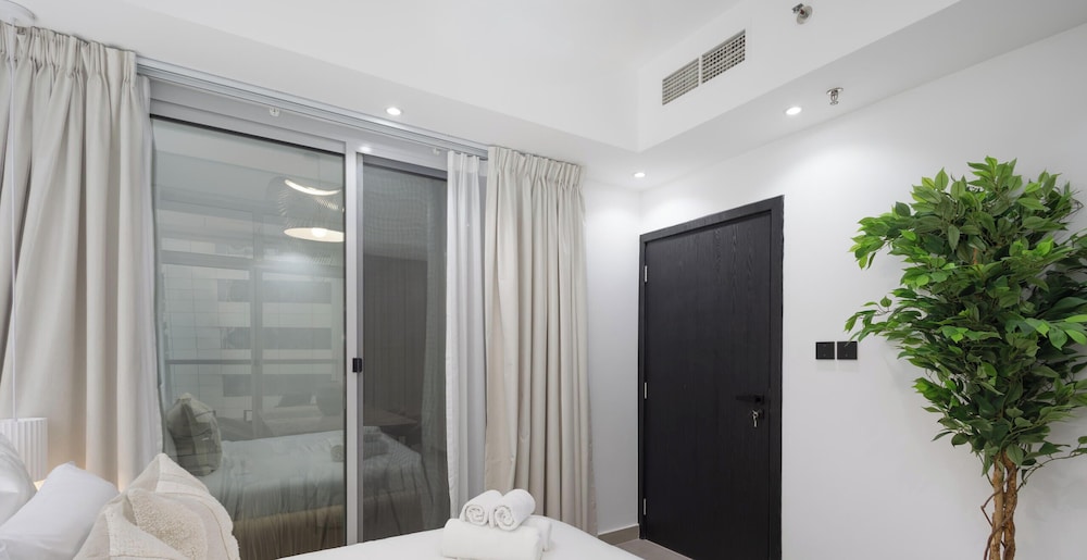 LUX The Sky Dubai Eye View Suite