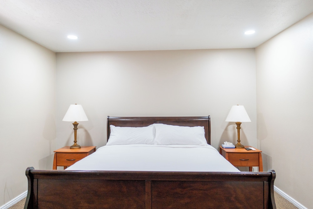 Road Creek Inn