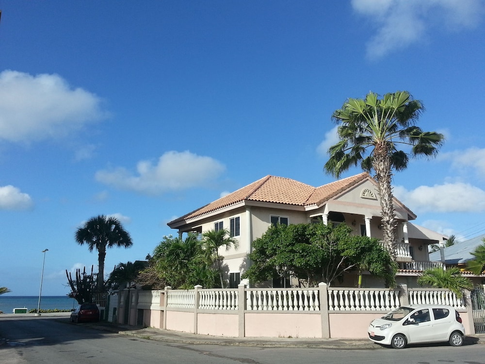 Hotel Le Chateau Ocean Villas - Image 1