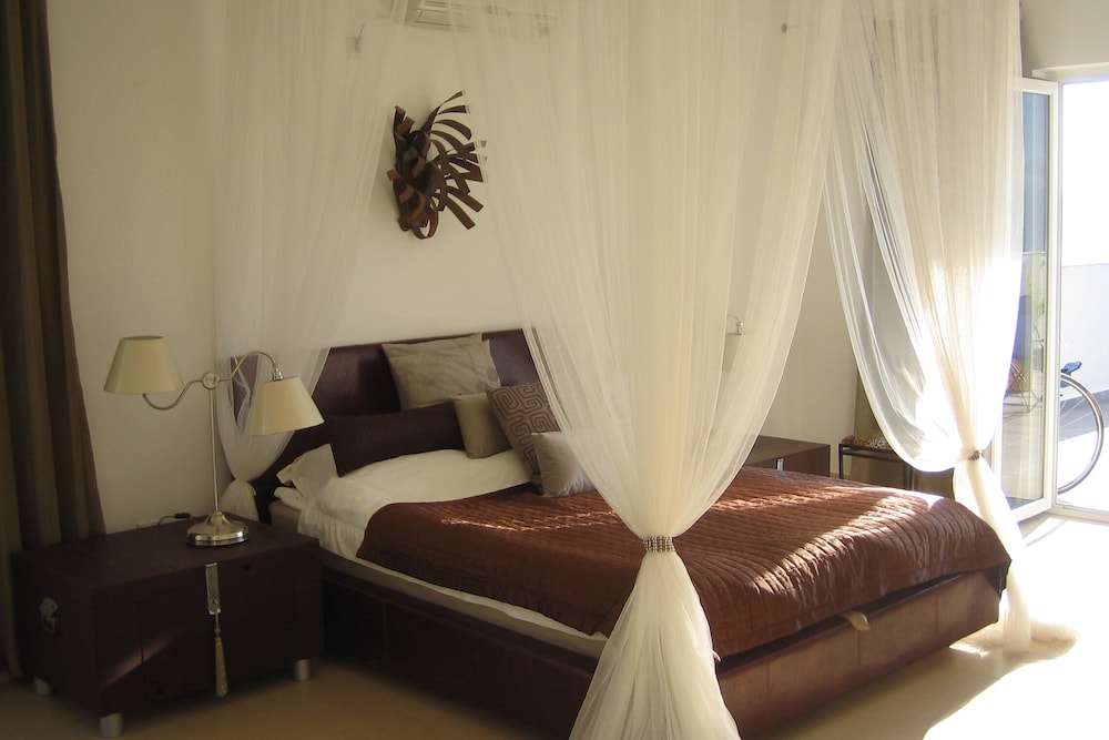 Remarkable 4-bed Villa in Denovici photo 3