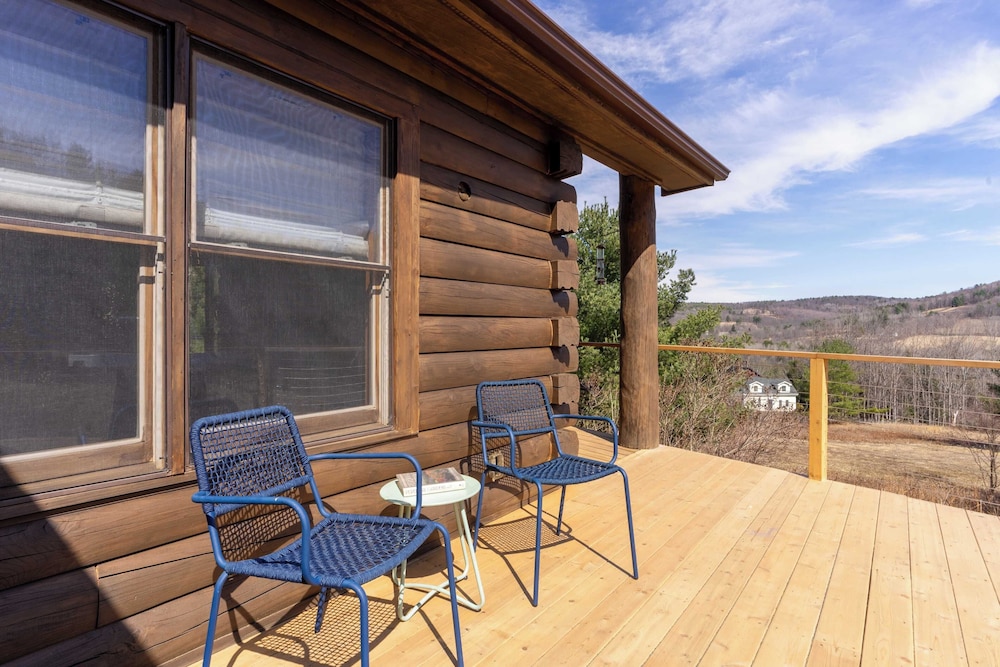 Secluded w/ Deck Views, Hot Tub, & Ping Pong Hudson in the Berks by Avantstay