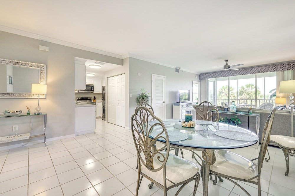 Sleek Naples Condo w/ Balcony: Snowbirds Welcome!