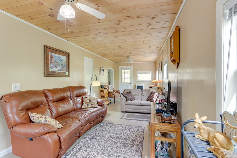 Murphy Cottage w/ Screened-in Porch - Pets Welcome view 3