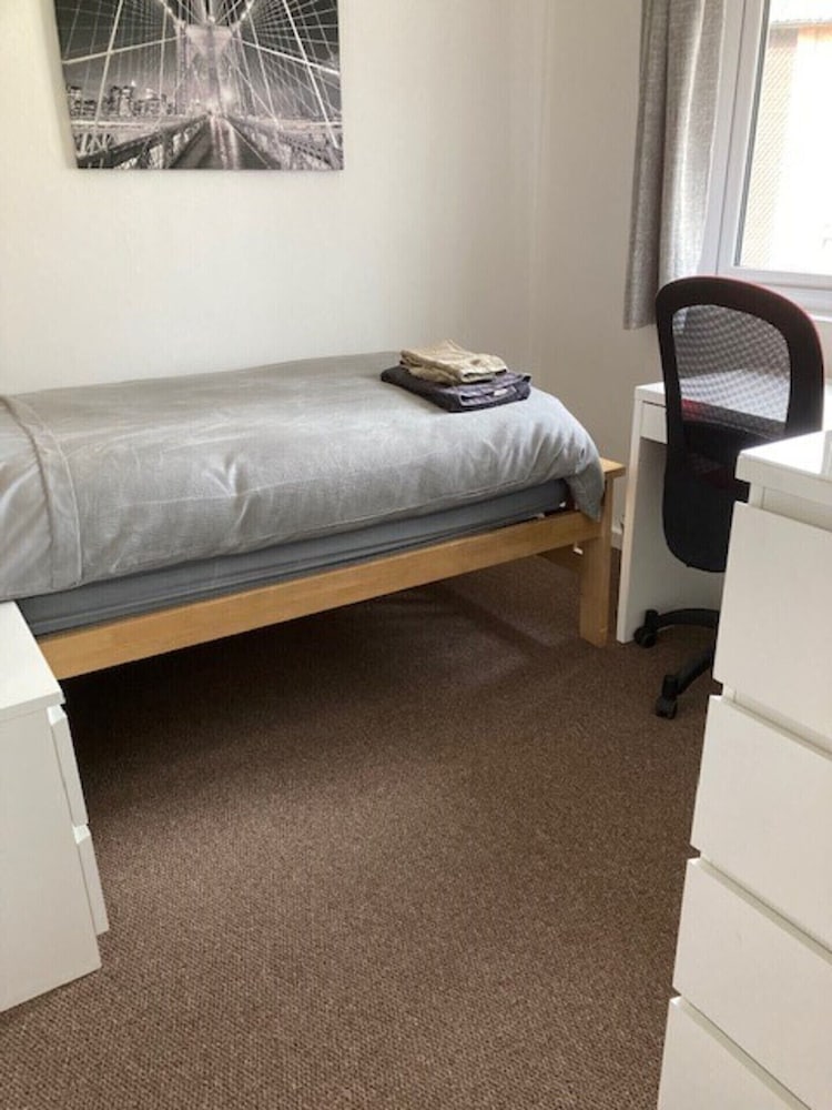 5-bed Town House in Newport view 2