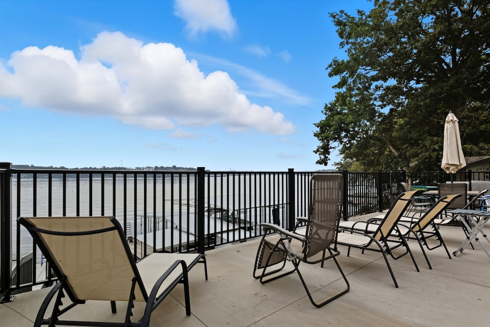 Huge Private Dock w/ 2 Slips + 2pwc, Beautiful Views, Lakeside Hot Tub, Pool & Pickleball