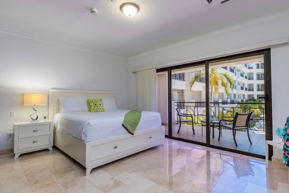 Beautiful 2BR Condo w Great Amenities Palmbeach