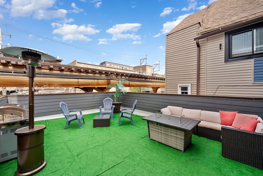 Magnificent NEW Home w 8 Beds Free Parking