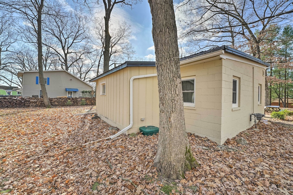 Fire Pit & Grill: Lakeview Mecosta Cottage!