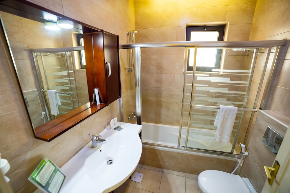 Comfort Hotel Suites