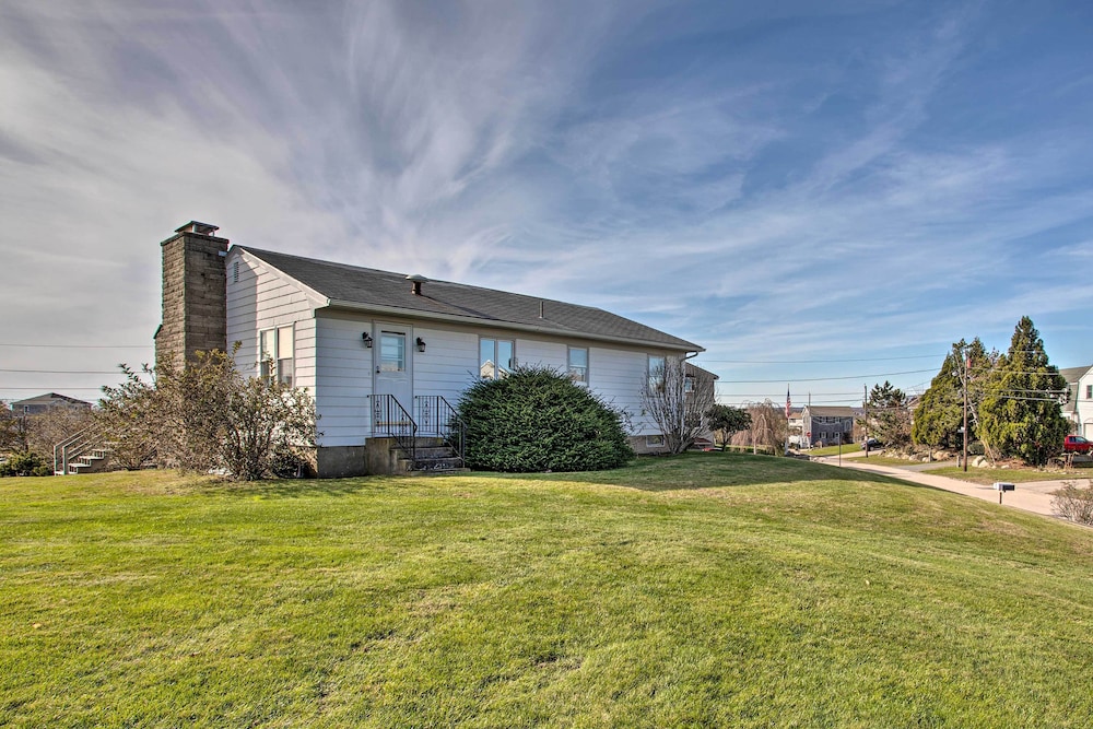 Rhode Island Oceanview Retreat: Walk to Shore! view 4