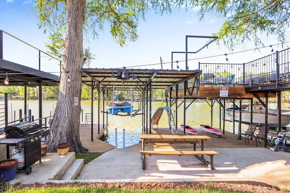 Amazing Lakefront Escape - A Stunner For Sleeps 14
