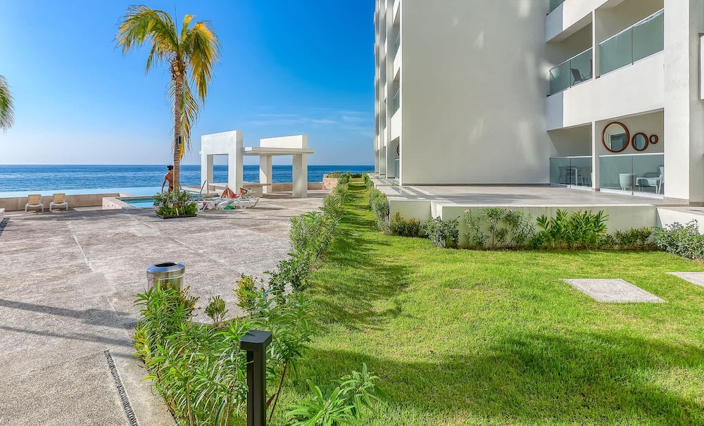 New Oceanfront 1 BR Condo - Gym - Beach - Pool