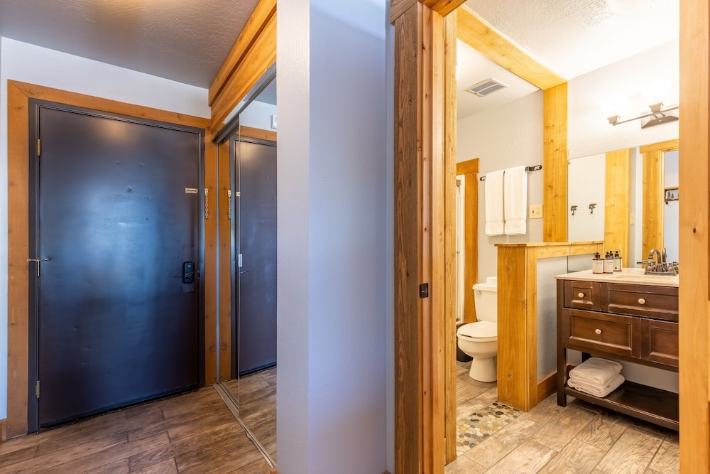 Lake Tahoe Vacations - Hotel Style Room in The Timber Creek Lodge by RedAwning Save 10 on 3 Nights, 15 on 5 Nights! - Property Image 14