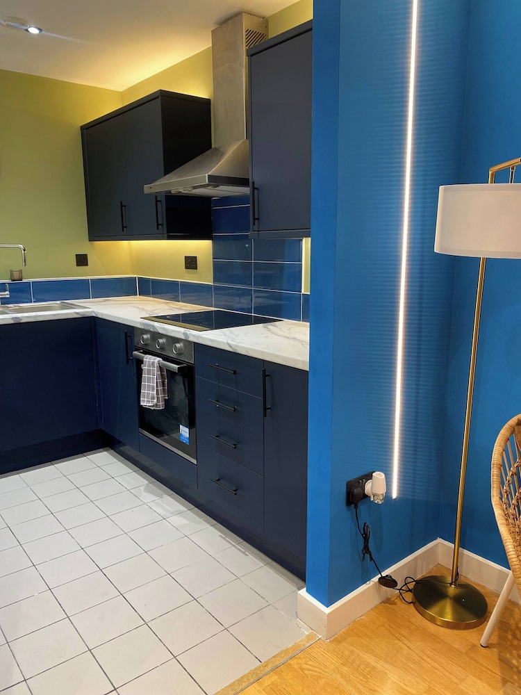 Modern City Blue Apartment Next To The AO Arena Free Parking